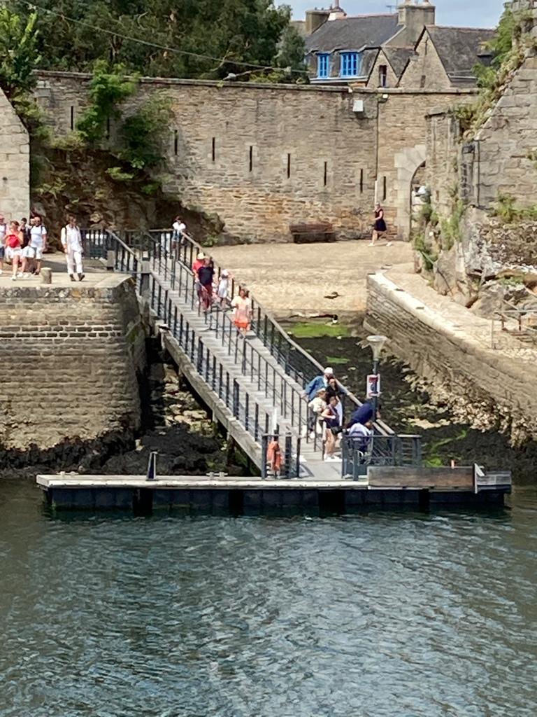 Hug Catherine tweet media