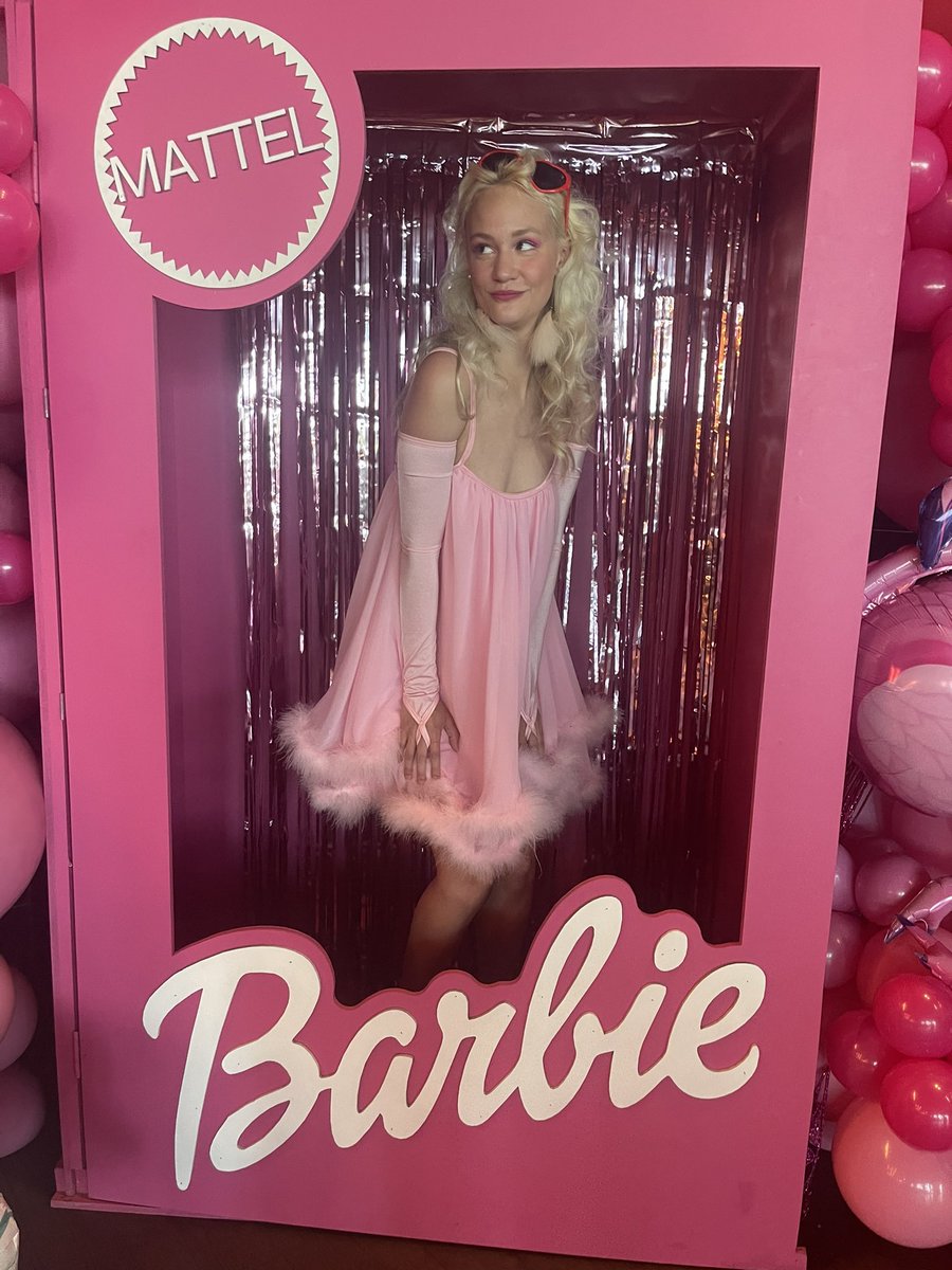 thotmania69's tweet photo. Introducing: FOREHEAD BARBIE 🩷 https://t.co/5N98oWtd4X
