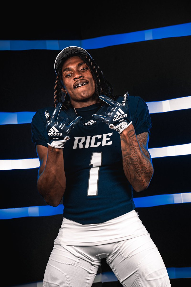 RiceFootball's tweet photo. 📸  P O S E  📸 

#GoOwls👐 x #RFND https://t.co/Ex3Wz8756R