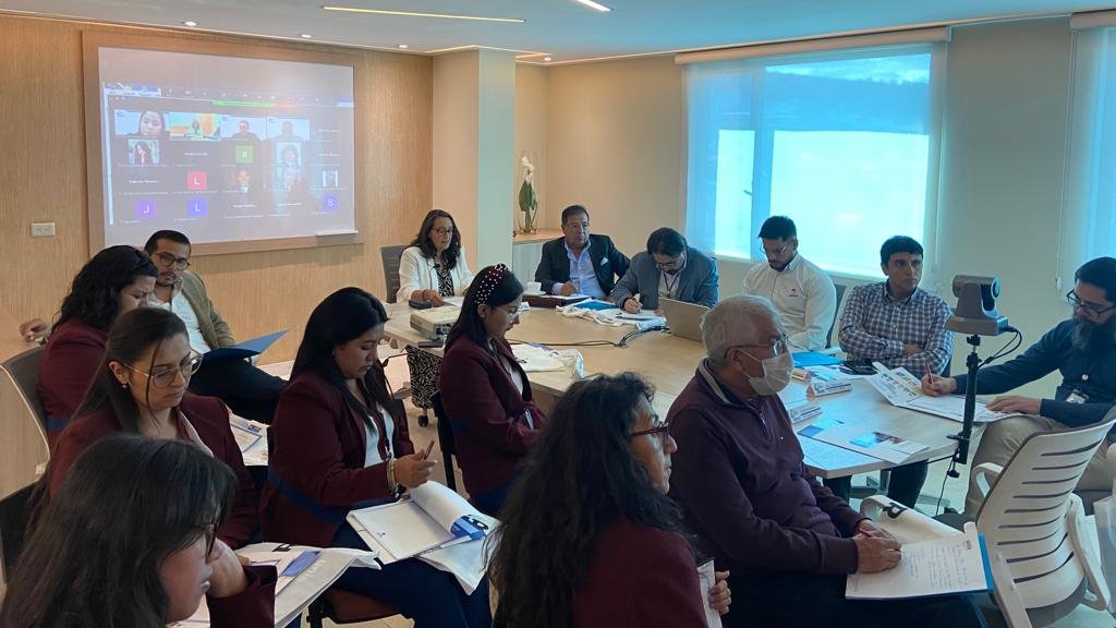 UNIR_Ecuador's tweet photo. 👥 | CONFERENCIA
Tutores educativos del grupo corporativo #EDINUN, participaron de la charla magistral: "De directivos a líderes: habilidades blandas para transformar la #educación", desarrollada por Ana María Martín, coordinadora del Máster en Liderazgo y Dirección de Centros Educativos de @UNIRuniversidad.