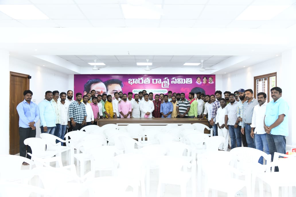 BRSNarenderWGL's tweet photo. వరంగల్ తూర్పు నియోజకవర్గ బిఆర్ఎస్ సోషల్ మీడియా వారియర్స్ తో సమావేశం నిర్వహించి రానున్న ఎన్నికల్లో చురుగ్గా పనిచేస్తూ,బీజేపీ కాంగ్రెస్ చేస్తున్న దుష్ర్పచారాలను తిప్పికొట్టాలని,సంక్షేమ పథకాలు సోషల్ మీడియా వేదికగా ప్రచారం చేయాలని కోరడం జరిగింది
@BRSparty 
@KTRBRS 
@ArooriRamesh https://t.co/Jru07P0Ktr