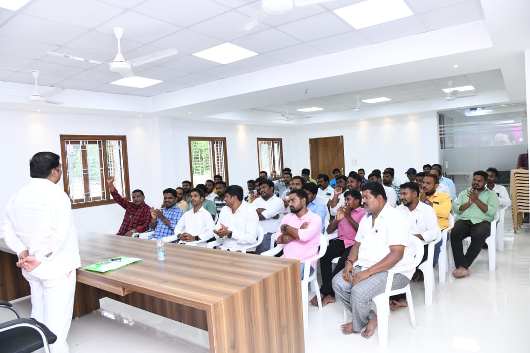 BRSNarenderWGL's tweet photo. వరంగల్ తూర్పు నియోజకవర్గ బిఆర్ఎస్ సోషల్ మీడియా వారియర్స్ తో సమావేశం నిర్వహించి రానున్న ఎన్నికల్లో చురుగ్గా పనిచేస్తూ,బీజేపీ కాంగ్రెస్ చేస్తున్న దుష్ర్పచారాలను తిప్పికొట్టాలని,సంక్షేమ పథకాలు సోషల్ మీడియా వేదికగా ప్రచారం చేయాలని కోరడం జరిగింది
@BRSparty 
@KTRBRS 
@ArooriRamesh https://t.co/Jru07P0Ktr