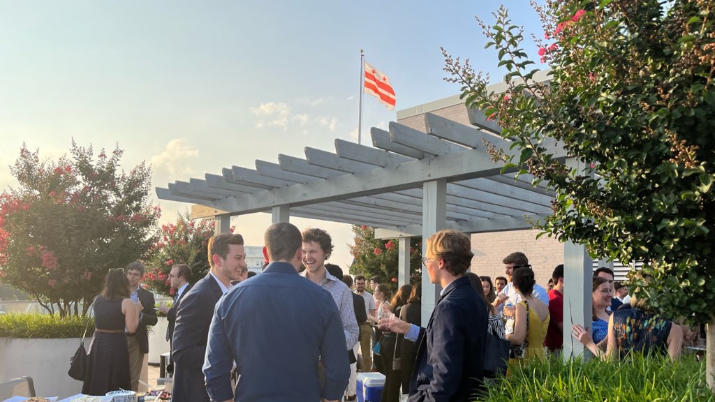 HertogFDN's tweet photo. Conversation& conviviality with current fellows & alumni in the heart of the city | #PoliticalStudiesProgram #ConstitutionalStudiesProgram #WarStudiesProgram #SecurityStudiesProgram #HertogSummerCourses https://t.co/AmEG1Pqk7M
