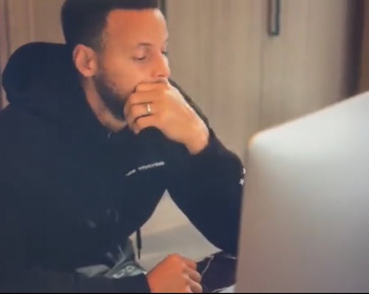 criadocurry's tweet photo. Stephen Curry estava LITERALMENTE fazendo um TCC enquanto ganhava 2 Finals MVP e o titulo.

🐐 https://t.co/pY5pZayTQx