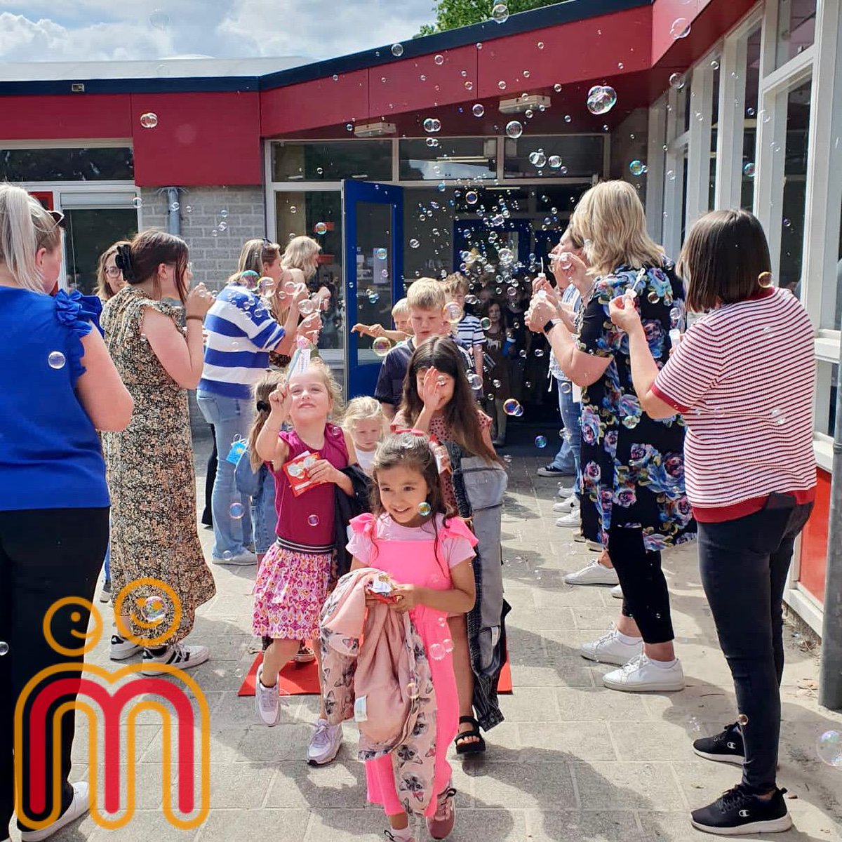 demarshof's tweet photo. Over een rode loper door een zee van bellenblaas gingen alle kinderen de zomervakantie tegemoet. Geniet ervan! #zomervakantie #basisschool #zwollezuid https://t.co/rk5MAESJaO