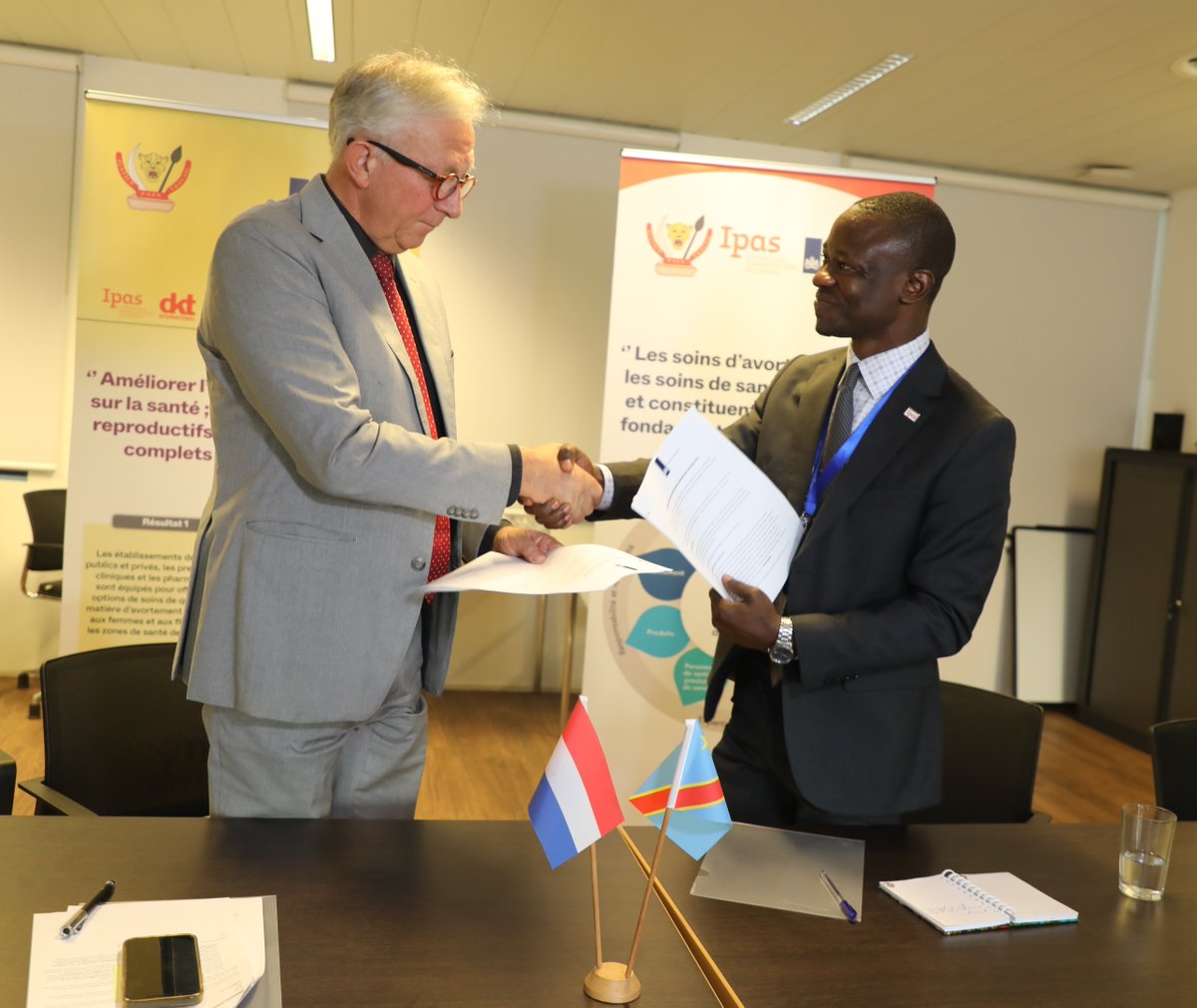 L’ambassade des Pays-Bas en #RDC est heureuse d’annoncer la signature du contrat de partenariat avec le consortium dont @IpasRDC a le lead afin d’améliorer l’accès à l’information sur la santé et les droits sexuels et reproductifs de la femme à #Kinshasa et à la #Tshopo
