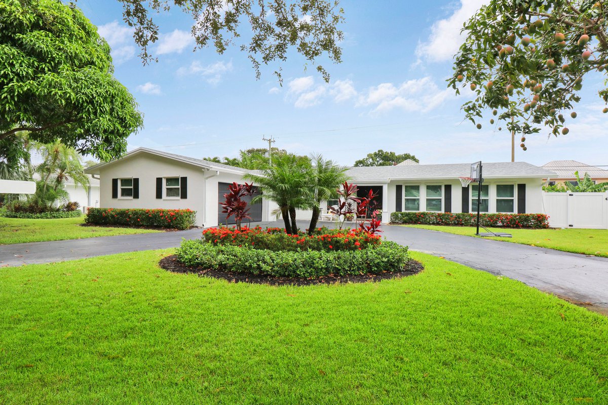SimmondsTeam's tweet image. #OPENHOUSE &amp;amp; #PRICEIMPROVEMENT 342 Country Club Dr, Tequesta FL. Join us Sun, 7/23 from 12-2pm to preview this 5 bed, 3 bath, pool home that has been completely renovated! Impact windows, new roof, gorgeous pool and outdoor oasis. Now offered at $1,499,000. See you SUNDAY!