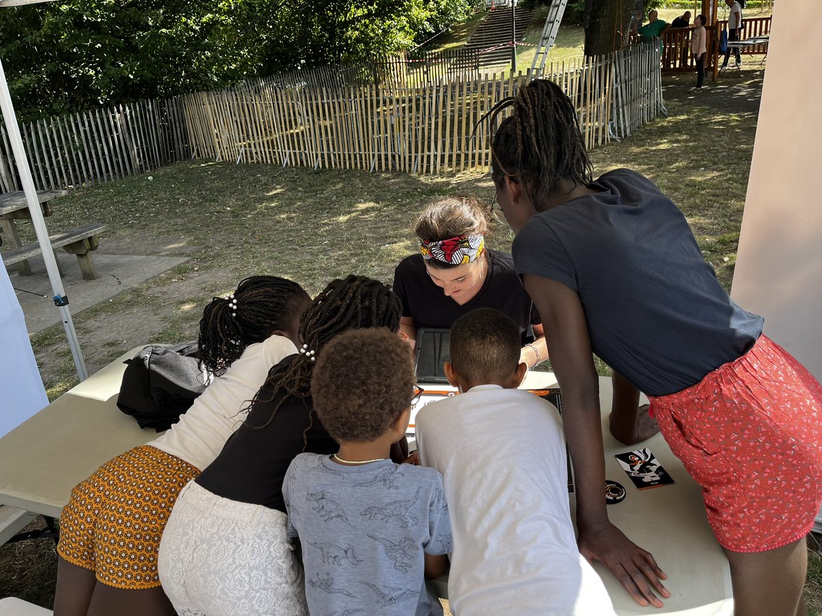 Dernier jour des magiciens du #numerique à #Metz plage. Plus de 160 enfants ont été sensibilisés de manière très ludique aux dangers du numérique. 
Merci aux ambassadeurs volontaires d’#orange et bravo enfants 😊