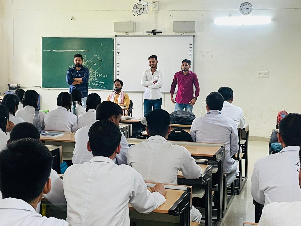 JabalpurABVP's tweet photo. आज शासकीय स्वशासी आयुर्वेदिक महाविद्यालय में अभाविप महानगर संगठन मंत्री श्री सतीश गुप्ता जी का प्रवास हुआ और इस दौरान प्राध्यापक गण एवं विद्यार्थियों से कई विषयों पर चर्चा हुई, जिसमे जिज्ञासा आयाम के राष्ट्रीय सह संयोजक आदर्श रावत जी उपस्थित रहे ।
#abvpJABALPUR
#JIGNASAA https://t.co/LwBxwYxXLn