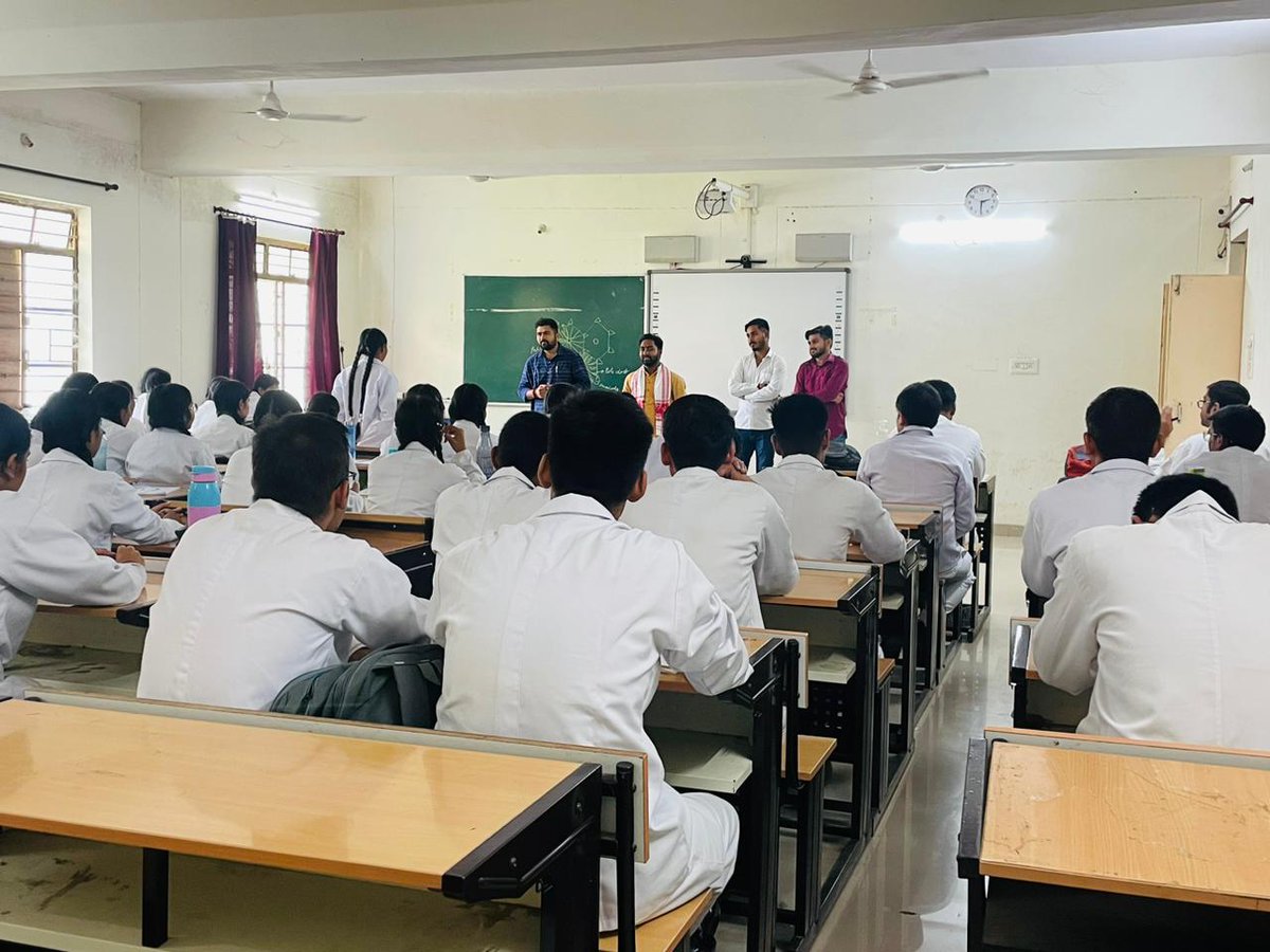 JabalpurABVP's tweet photo. आज शासकीय स्वशासी आयुर्वेदिक महाविद्यालय में अभाविप महानगर संगठन मंत्री श्री सतीश गुप्ता जी का प्रवास हुआ और इस दौरान प्राध्यापक गण एवं विद्यार्थियों से कई विषयों पर चर्चा हुई, जिसमे जिज्ञासा आयाम के राष्ट्रीय सह संयोजक आदर्श रावत जी उपस्थित रहे ।
#abvpJABALPUR
#JIGNASAA https://t.co/LwBxwYxXLn