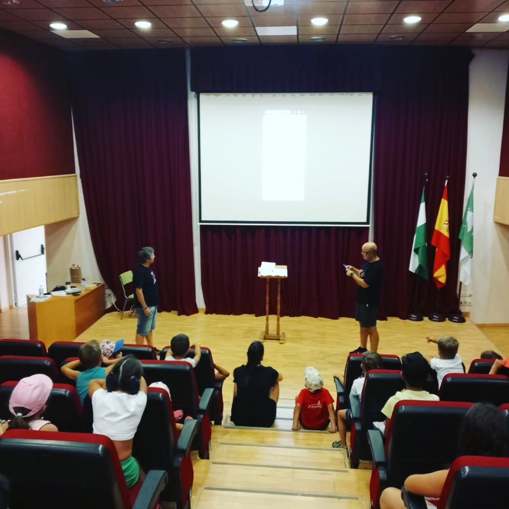 VuelaAlozaina's tweet photo. 👓Taller de #realidadaumentada en colaboración con  @Yunquera_ 

En este #veranodigital l@s niñ@s han aprendido a usar aplicaciones gratuitas como @arloopa #ObjectViewer o #GoogleLens 

@AytoYunquera @VuelaGuadalinfo #Guadalinfo #Alozaina #Yunquera https://t.co/OJpY1k8woX