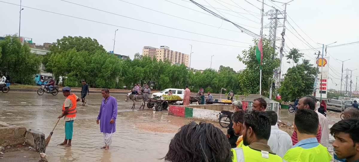ShariqJIPK's tweet photo. آج دفتر سے واپسی پر جب ناگن چورنگی پہنچاتو سڑکوں کو گندے پانی کا دریہ بنا دیکھ دل غمگیں اور افسردہ ہو چکا تھا۔جناب @murtazawahab1 آپ تو کہیں نظر نہیں آئے البتہ امیرضلع اور ٹاؤن چیئرمین @TMCNewKarachi  @M_YousufJI  یوسف بھائی کو انکی ٹیم کے ہمراہ کوشاں دیکھ کر ساری اداسی ہوا ہوگئی https://t.co/rnU0Zxn5rt