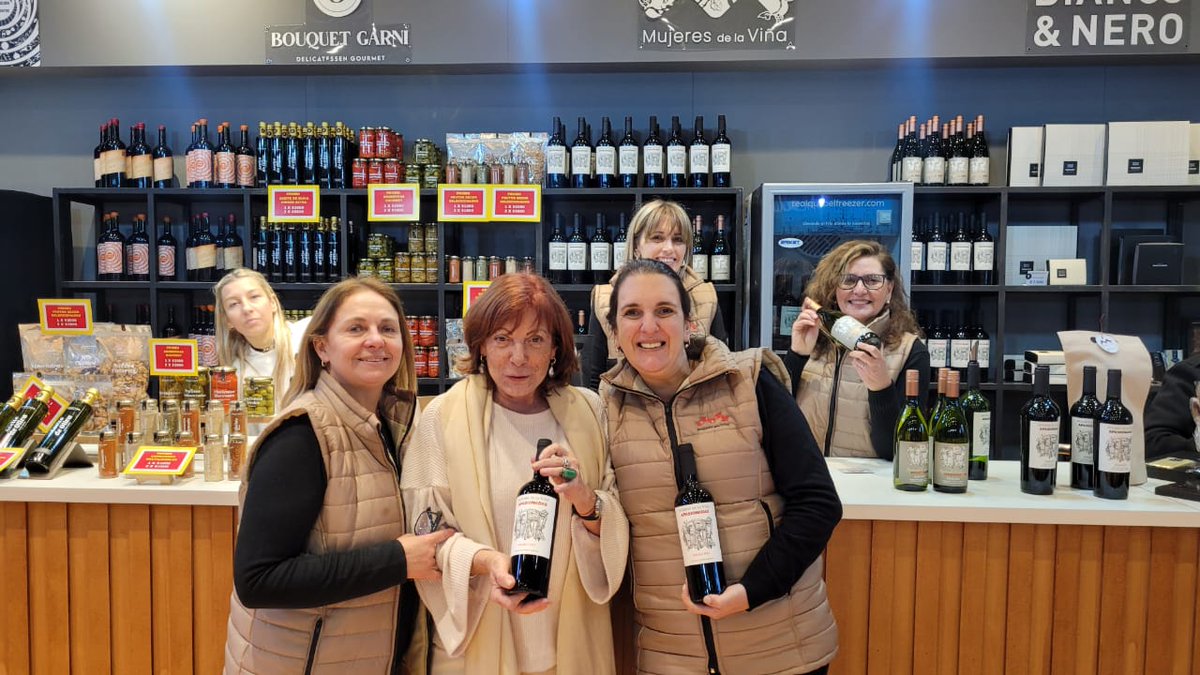 Acompañando a Mujeres Mendocinas, colegas empresarias  Pyme de la vitivinicultura  en el stand de Mendoza, exposición Rural. MUJERES DE LAS VIÑAS Y REVOLUCION  de Sentimientos