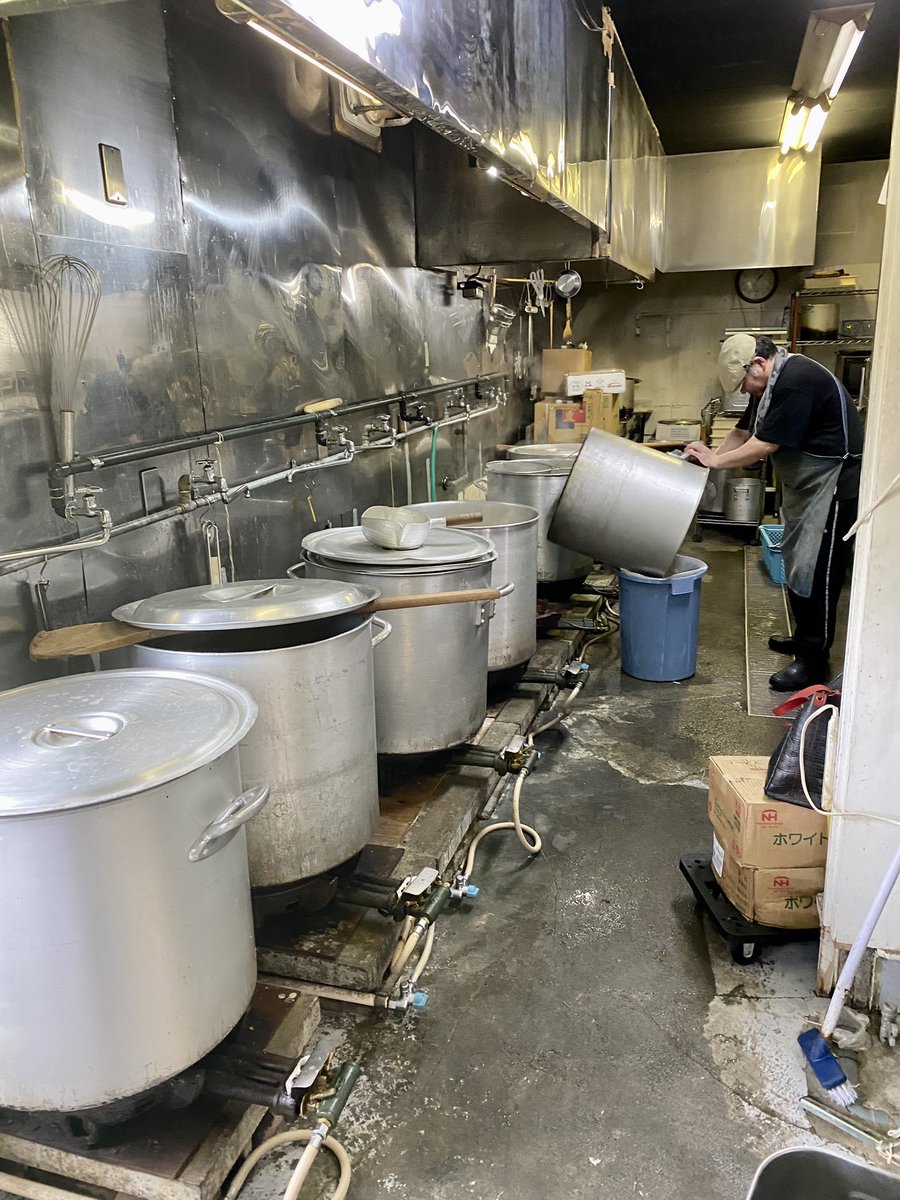 yuigastyle89's tweet photo. 54センチの寸胴時間差で毎日７本炊き

工場は朝から朝までフル稼働

やっぱ魂籠ったスープは美味いよ

新しく換気扇設置して工場の温度5℃下がった(´∀｀*)

不器用でも効率が悪くても、うちに関わる店舗、企業さんは「絶対的美味い商品」しか出さん https://t.co/eM3SxlW32X