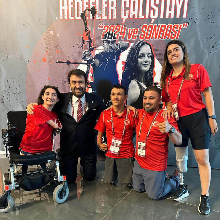TurkParalimpik's tweet photo. "Paralimpik Hedefler Paris 2024 ve Sonrası" Çalıştayı'nın ardından Başkanımız Dr. Av. Murat Aksu'nun Para Yüzme sporcularımız Dilan Onğulu, Umut Ünlü, Kübra Dere ve antrenörleri Duran Arslan ile  hatıra fotoğrafı😍

#TurkParalimpik https://t.co/qpwMSrgrnx