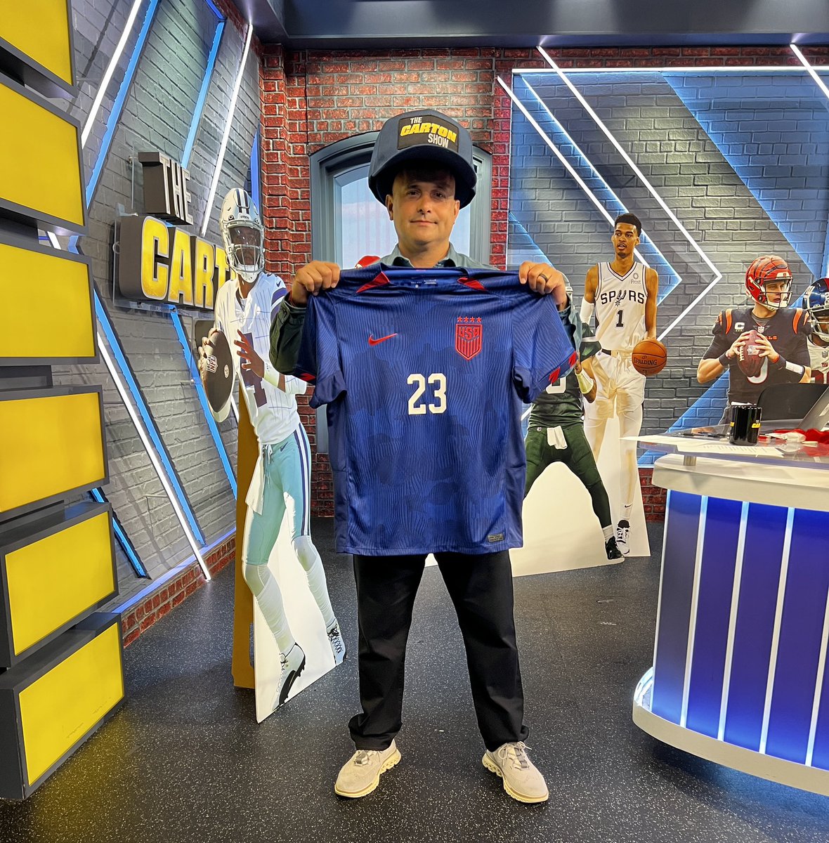 CraigCartonShow's tweet photo. .@craigcartonlive is LOCKED in tonight
as the reigning champion USWNT goes for a historic three-peat 👏
#WWCONFOX https://t.co/ZjIwtz4yQ1