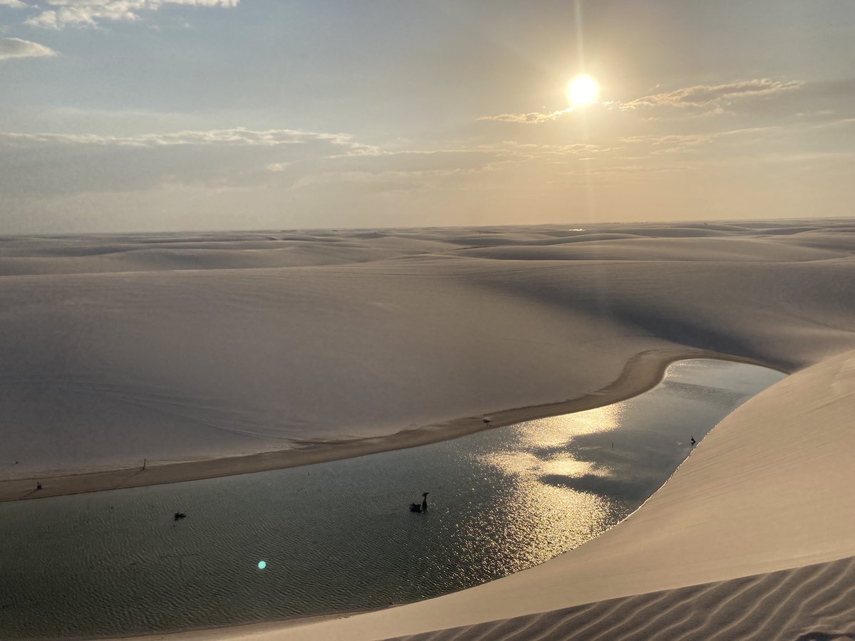 MSavarese's tweet photo. Não sou muito de compartilhar vida pessoal por aqui, mas é impossível não querer dizer que Lençóis Maranhenses tem a paisagem mais chocante que já vi. É como se o céu tivesse deitado na terra. E é no Brasil, não fica do outro lado do mundo. Visitem, mesmo. https://t.co/Y8u6iAbXTV
