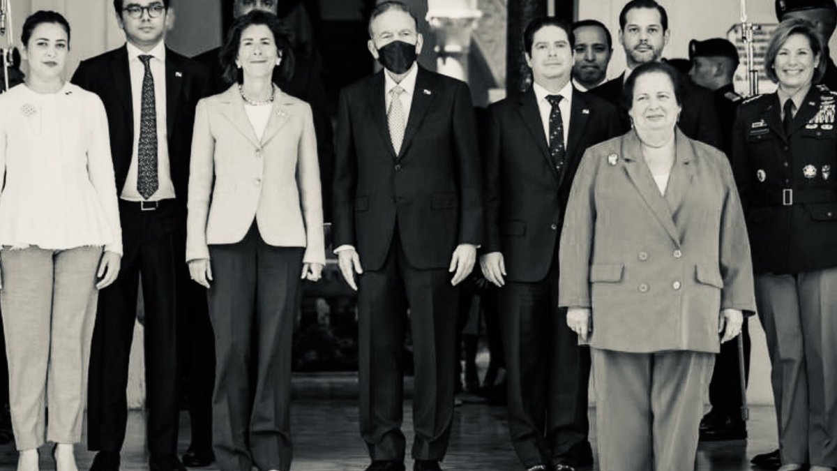 La secretaria de Comercio de USA, Gina Raimondo,
nos visitó y eligió “para reforzar la cadena de suministros de semiconductores”.
<a href="/gabrielsilva8_7/">Gabriel Silva</a> 
<a href="/USEmbPAN/">U.S. Embassy Panama</a> 
<a href="/FedericoAlfaroB/">Federico Alfaro Boyd</a> 

¿Conoces el trasfondo geopolítico del asunto? Te invito a leer esto 👀 👇🏻
thediplomat.com/2023/05/decodi…