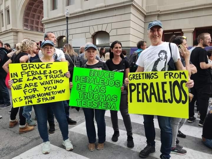 GPeralejos's tweet photo. Bruce fans, can you help us? Upload a photo, put the text :
Bruce @springsteen what are you doing in October?
with the hashtags
#pleasebruce
#cometoperalejos
and share it massively. Let's make these two hastags become trending topics.
Thank you https://t.co/aX2NZm0r5i