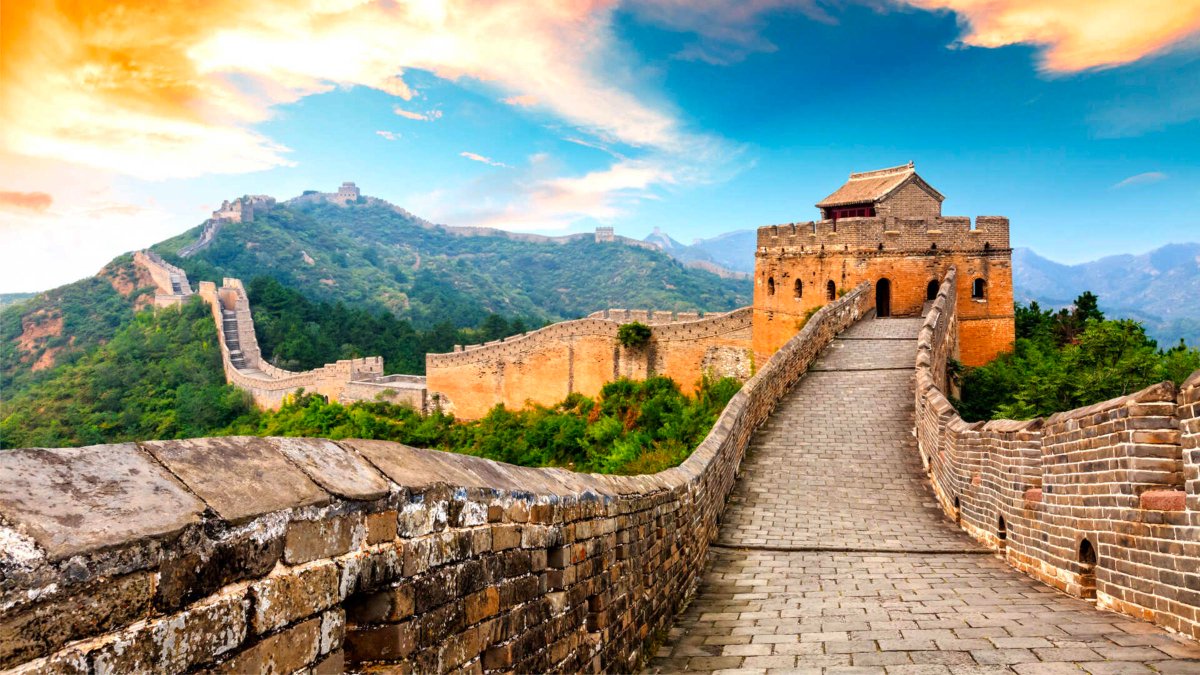 MiamiRobinson's tweet photo. "For those who are not strong on history, the Great Wall of China will be remembered for the pain in the legs from walking up a large number of stairs and a very uneven surface. There is always a huge amount of visitors and tourist trash there" https://t.co/iTyqSijZiv