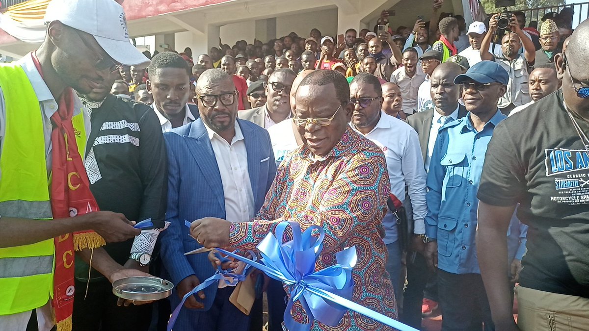 arsene_zagabe's tweet photo. L'Accélérateur du Développement, @PLukwebo inaugure le Stade de #Funu à #Bukavu. Le Mwalimu Mkuu a été remercié par toute la jeunesse de cette ville venue l'accueillir en masse. L'homme des actions concrètes a dit ne pas s'arrêter là. Des surprises arrivent. @Presidence_RDC. https://t.co/VmFF284VtF