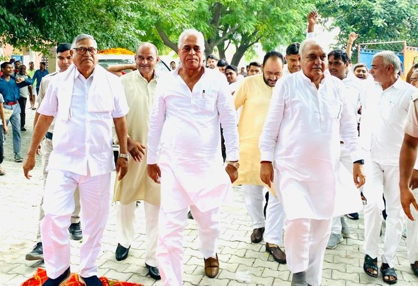 BhupinderShooda's tweet photo. BJP-JJP सरकार की कारगुजारियों का नतीजा बाढ़ के रूप में प्रदेश की जनता भुगत रही है। गिरदावरी करवाने में सरकार जानबूझकर देरी कर रही है, ताकि पानी उतरने के बाद किसानों का नुकसान कम करके दिखाया जा सके। इसके अलावा, सरकार मुआवजे के लिए किसानों को पोर्टल की झंझट में न उलझाए, बल्कि युद्ध स्तर पर जल्द से जल्द मुआवजा वितरण करने की व्यवस्था कराए ताकि उन्हें कुछ राहत मिल सके।

आज पलवल और फरीदाबाद दौरे पर।