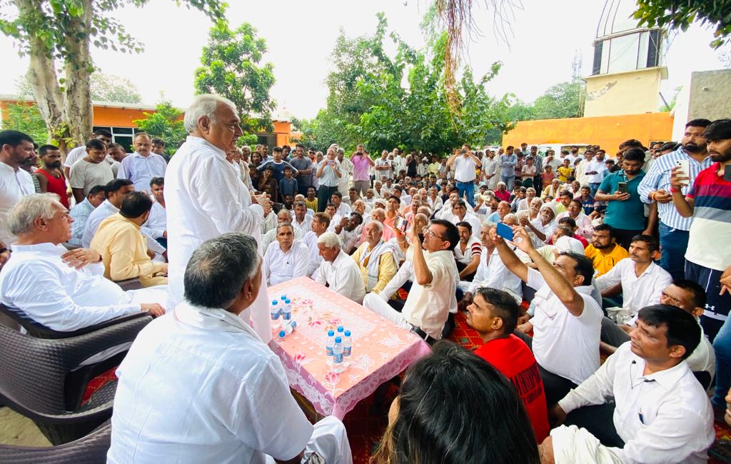 BhupinderShooda's tweet photo. BJP-JJP सरकार की कारगुजारियों का नतीजा बाढ़ के रूप में प्रदेश की जनता भुगत रही है। गिरदावरी करवाने में सरकार जानबूझकर देरी कर रही है, ताकि पानी उतरने के बाद किसानों का नुकसान कम करके दिखाया जा सके। इसके अलावा, सरकार मुआवजे के लिए किसानों को पोर्टल की झंझट में न उलझाए, बल्कि युद्ध स्तर पर जल्द से जल्द मुआवजा वितरण करने की व्यवस्था कराए ताकि उन्हें कुछ राहत मिल सके।

आज पलवल और फरीदाबाद दौरे पर।