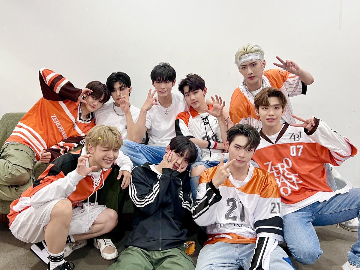 ZB1_official's tweet photo. _𝗭𝗘𝗥𝗢𝗙𝗢𝗖𝗨𝗦

뮤직뱅크부터 첫 팬사인회까지 제로베이스원의 모든 첫 순간들을 제로즈와 함께해서 행복했어요💙 앞으로도 제로베이스원과 모든 순간을 함께하기로 약속! 주말에도 우리 같이 함께 달려요 제로즈🌹

#ZEROBASEONE #ZB1
#제로베이스원
#YOUTHINTHESHADE #InBloom
#ZEROBASEONE_InBloom