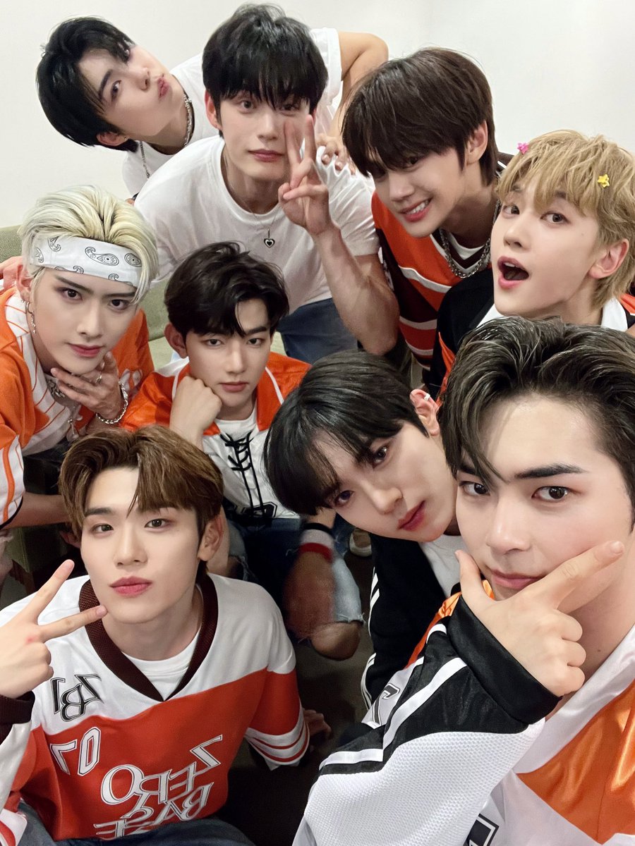 _𝗭𝗘𝗥𝗢𝗙𝗢𝗖𝗨𝗦

뮤직뱅크부터 첫 팬사인회까지 제로베이스원의 모든 첫 순간들을 제로즈와 함께해서 행복했어요💙 앞으로도 제로베이스원과 모든 순간을 함께하기로 약속! 주말에도 우리 같이 함께 달려요 제로즈🌹

#ZEROBASEONE #ZB1
#제로베이스원
#YOUTHINTHESHADE #InBloom