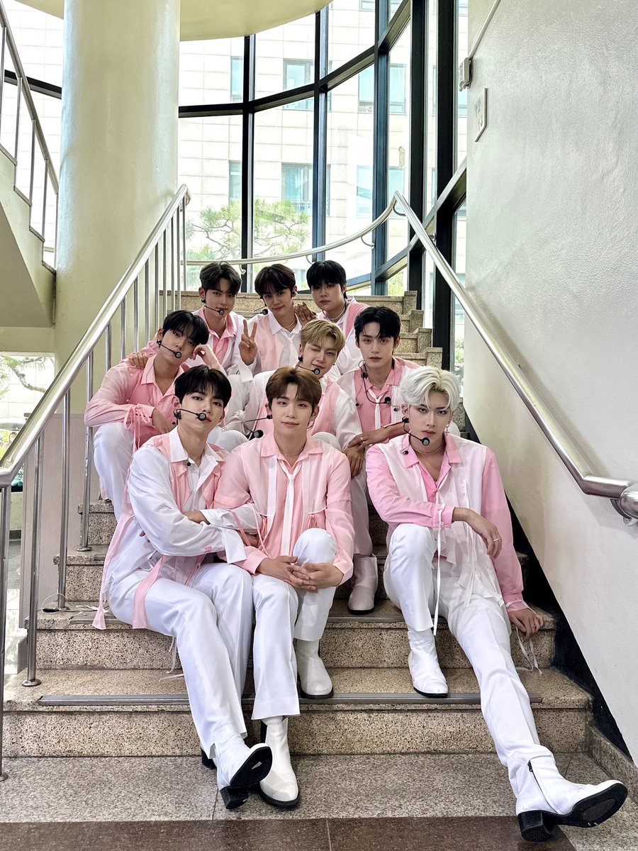 ZB1_official's tweet photo. _𝗭𝗘𝗥𝗢𝗙𝗢𝗖𝗨𝗦

뮤직뱅크부터 첫 팬사인회까지 제로베이스원의 모든 첫 순간들을 제로즈와 함께해서 행복했어요💙 앞으로도 제로베이스원과 모든 순간을 함께하기로 약속! 주말에도 우리 같이 함께 달려요 제로즈🌹

#ZEROBASEONE #ZB1
#제로베이스원
#YOUTHINTHESHADE #InBloom
#ZEROBASEONE_InBloom