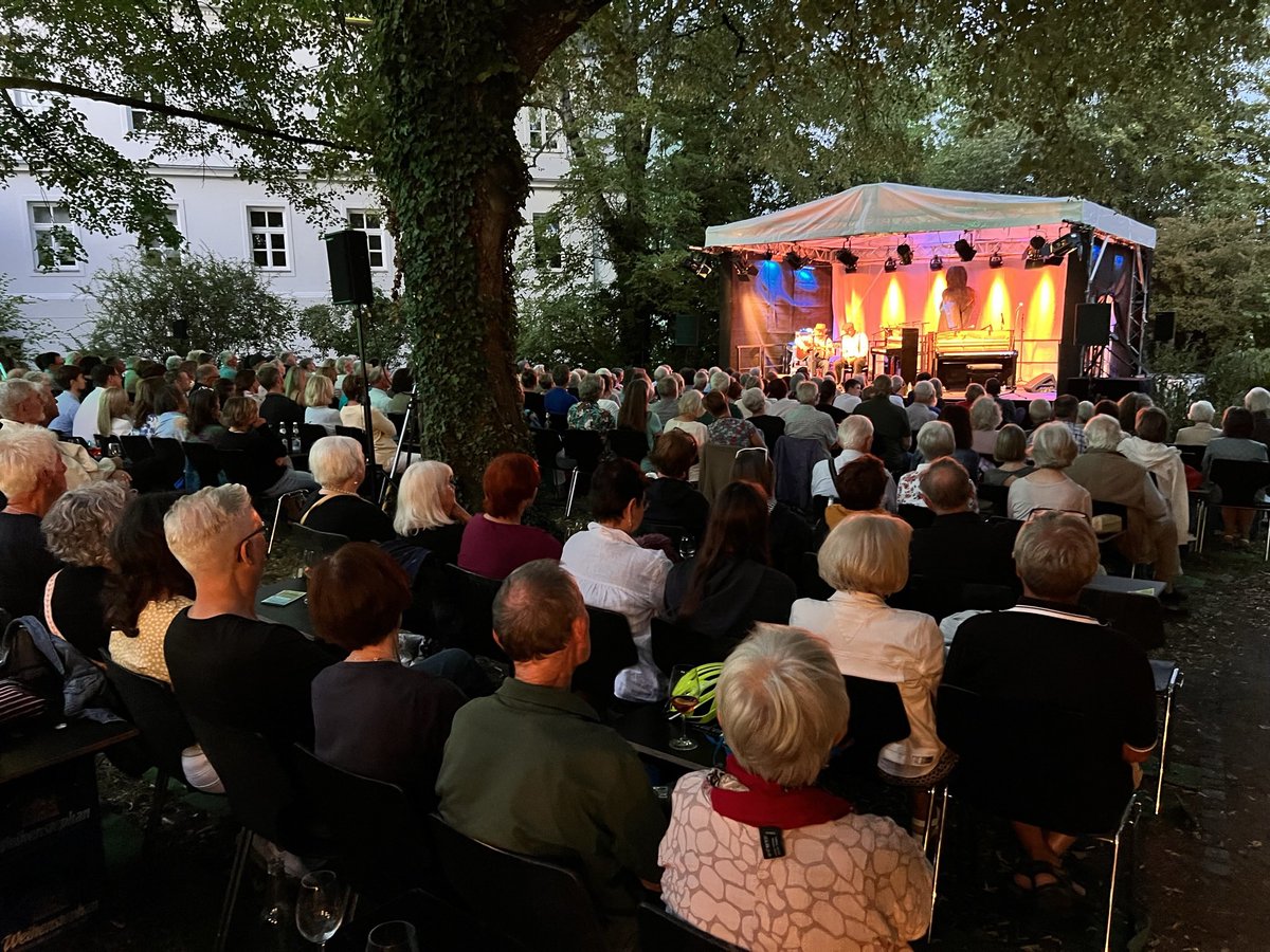 janluley's tweet photo. Es gibt sie noch, die schönen Konzerte, wo alles passt, auch nach Corona noch. Die 4 Pianeure im Amtsgarten in Freising, 300 Zuschauer, ausverkauft. Nicht die Riesenmenge, wird mancher sagen - aber Riesenspaß. Und für alle Beteiligten ein toller Erfolg. Danke Euch allen! https://t.co/R59ZvKSt2D