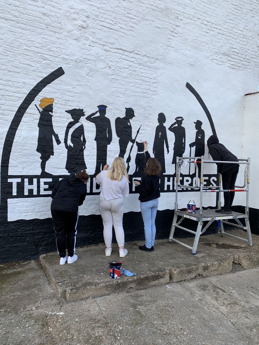 NicolaMW_Artist's tweet photo. Collaborations with @StoriesofLynn bookended the year. We started with the heartwarming partnership with @bridgeforheroes creating their mural with @KTDNorfolk and ended with a series of history panels for @Majestic_Cinema... 6/11 https://t.co/aIIWvAsx7f