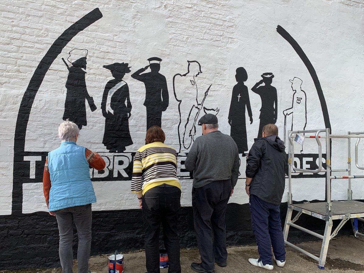 NicolaMW_Artist's tweet photo. Collaborations with @StoriesofLynn bookended the year. We started with the heartwarming partnership with @bridgeforheroes creating their mural with @KTDNorfolk and ended with a series of history panels for @Majestic_Cinema... 6/11 https://t.co/aIIWvAsx7f