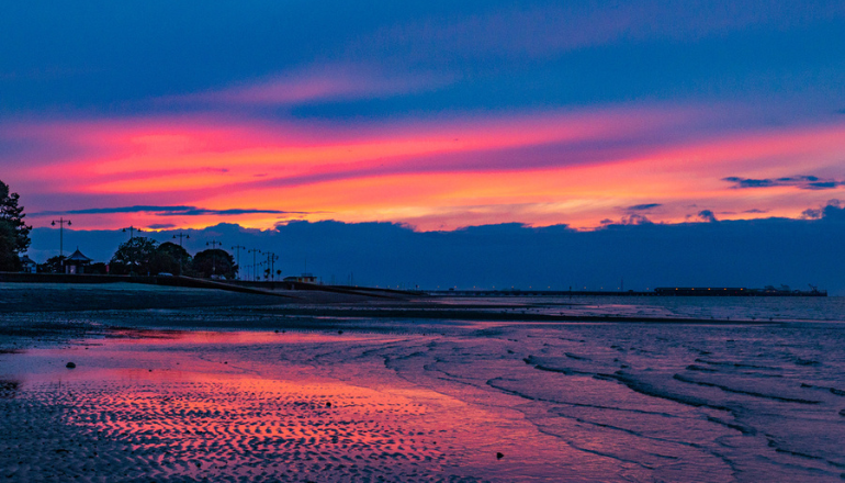 iwightradio's tweet photo. This alluring red sky was captured above Appley by the lens of Liz Miller! #iwnews #isleofwight #iow #ryde https://t.co/iSWUwlyFIz