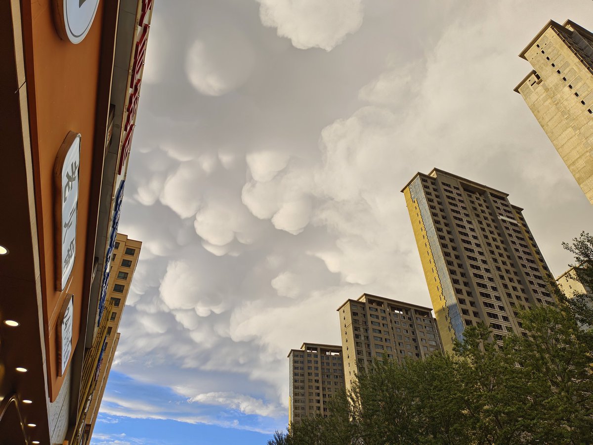 生活就是场彩虹和乌云的赛跑，
日子这么糟糕，
只不过是暂时乌云跑的快点而已🌈