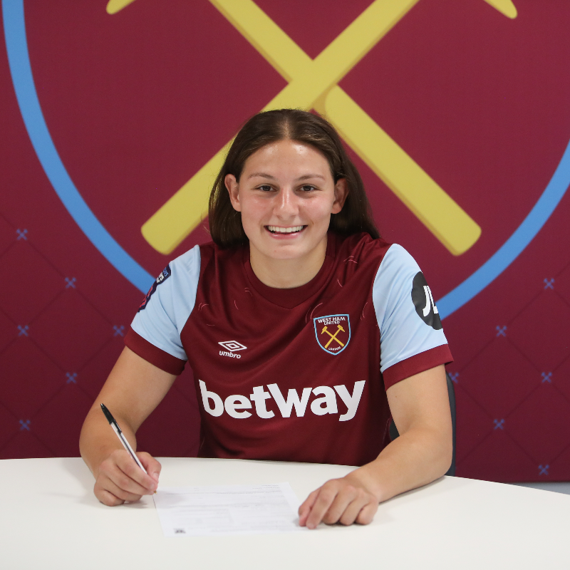 WestHamWomen's tweet photo. Signing on the dotted line! ✏️

Love it, @mel_filis! 🙌 https://t.co/ke7HiBPcjn