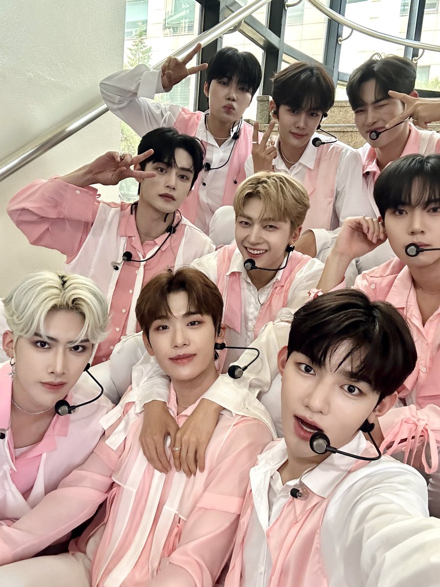 shigeaharua's tweet photo. Activities to do once we're debuting: Take group photos in Music Bank legendary stairs, check ✅️ https://t.co/jtROmUnw6w