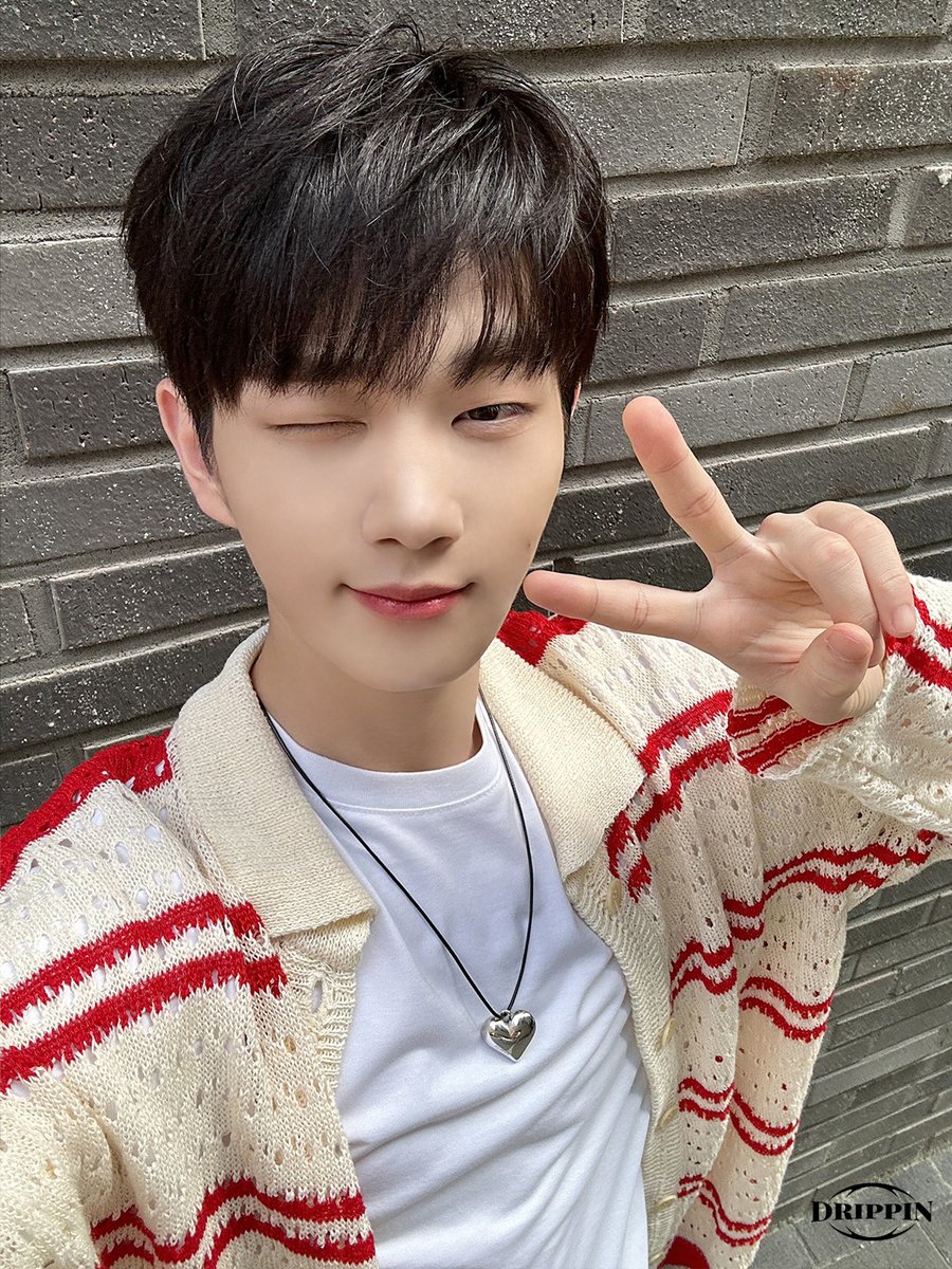 DRIPPIN's tweet photo. [📸] #해피창욱데이 #CU_Zip

선물 같은🎁 드리밍을 위한
창욱🐩 생일 기념 미공개 셀카 ♡´･ᴗ･`♡

드리밍도 선물 같은 하루 보내요 💝

#드리핀 #DRIPPIN #주창욱 #JOOCHANGUK https://t.co/ak85vXNblY
