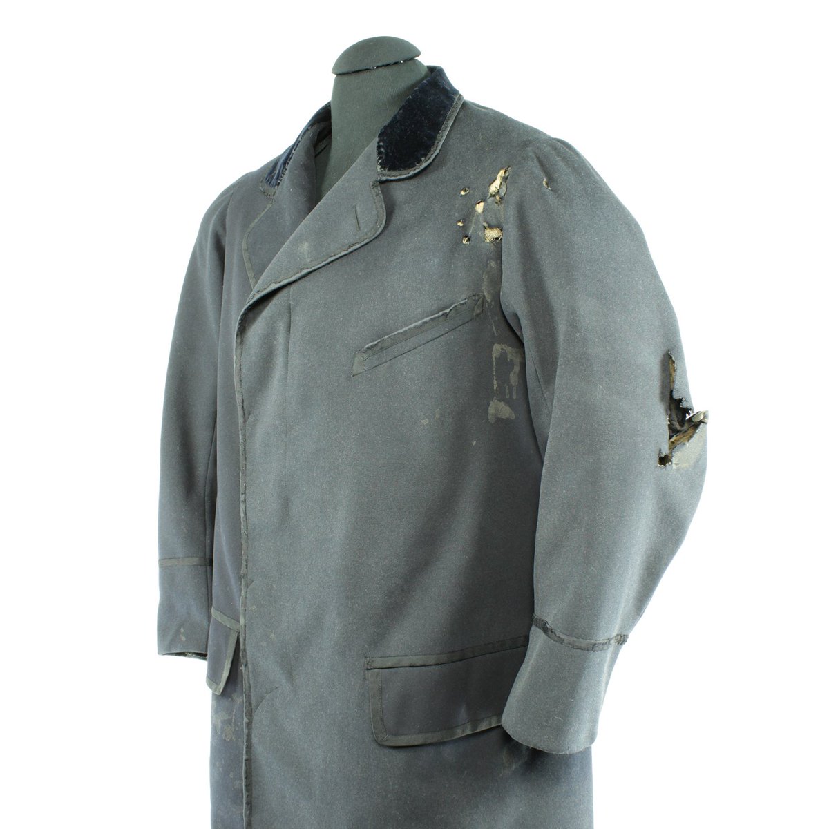 DHCM_ET's tweet photo. PRENDAS CON HISTORIA. Este gabán de paisano perteneció al general Prim, y actualmente se encuentra en el Museo del Ejército. Fue realizado en paño de lana azul oscuro, con cuello de terciopelo del mismo color. #IHCM #GeneralPrim #MuseodelEjército https://t.co/HJsuNdkpl7