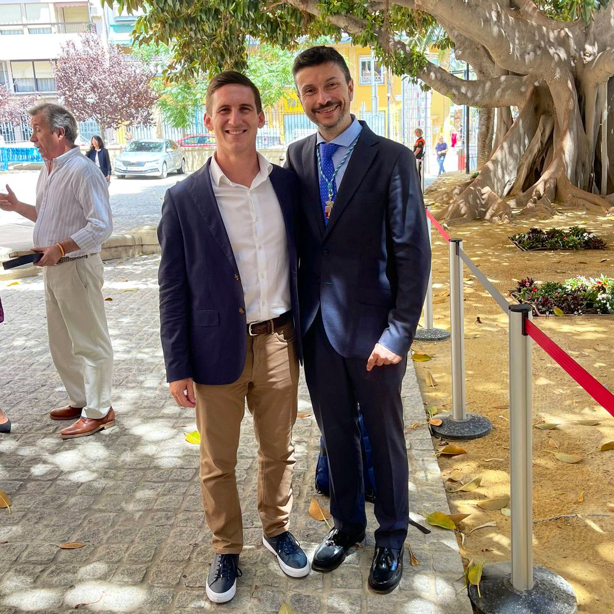 De todo lo bueno que puedo decir de ti, me quedo con que eres un gran amigo y una excelente persona. 

Enhorabuena <a href="/DavidAracil/">David Aracil</a> y mucha suerte en esta nueva etapa