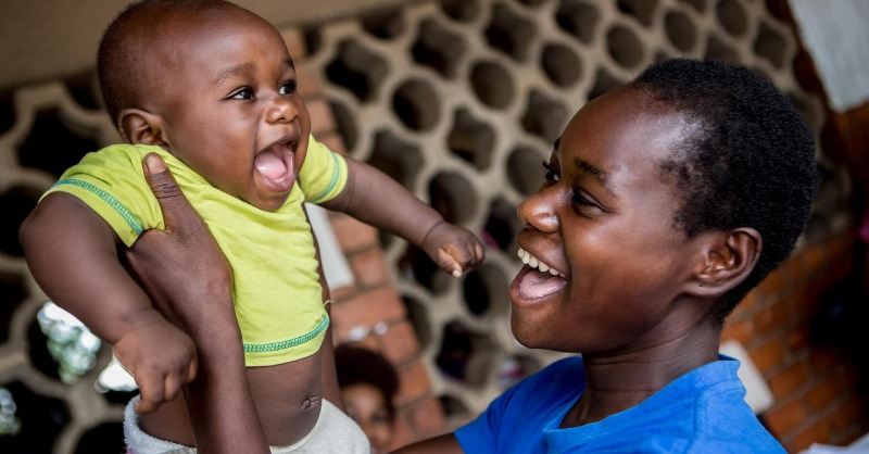 UNICEF_FR's tweet photo. En plus d’être amusants, les moments ludiques sont essentiels pour la santé mentale de votre enfant. 

Découvrez comment stimuler la confiance en soi, la curiosité et la créativité grâce au jeu 👇. 

#LesPremiersMomentsComptent #DansMaTête