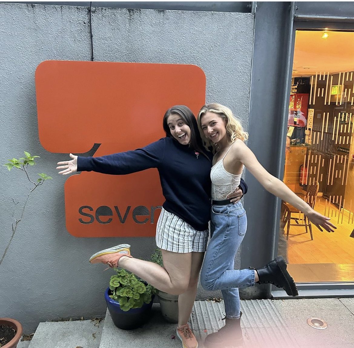 YES GALS👏🏽Last night FIVE of our students performed powerful monologues written by our very own <a href="/LeeSaunders72/">Lee Saunders</a>

An incredible cast and incredible writing 🫶🏼performed at @sevenartsleeds

Continuing to put yourself out there, take risks and challenge yourself - act4tv REPRESENT👊🏽💥