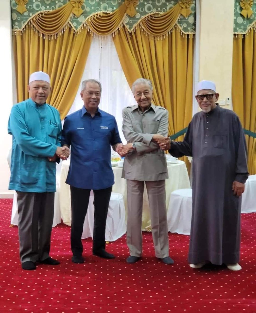 harakahdailyHD's tweet photo. Bila 4 tokoh pejuang rakyat bertaut tangan, tidak ada apa lagi yang dapat menjadi batu menghalang.

Doakan!

#HarakahDaily #MalaysiaSejahtera #PNtetapBEST #PrihatinBersihStabil #ppakatPertahan https://t.co/I6T76Q36GZ