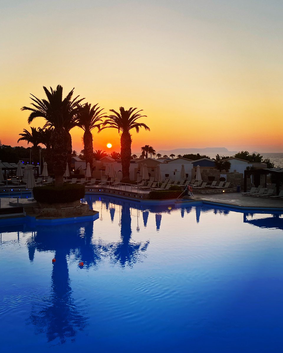 ianrobertsSW's tweet photo. Good evening, Crete https://t.co/ApWHxOEz4P