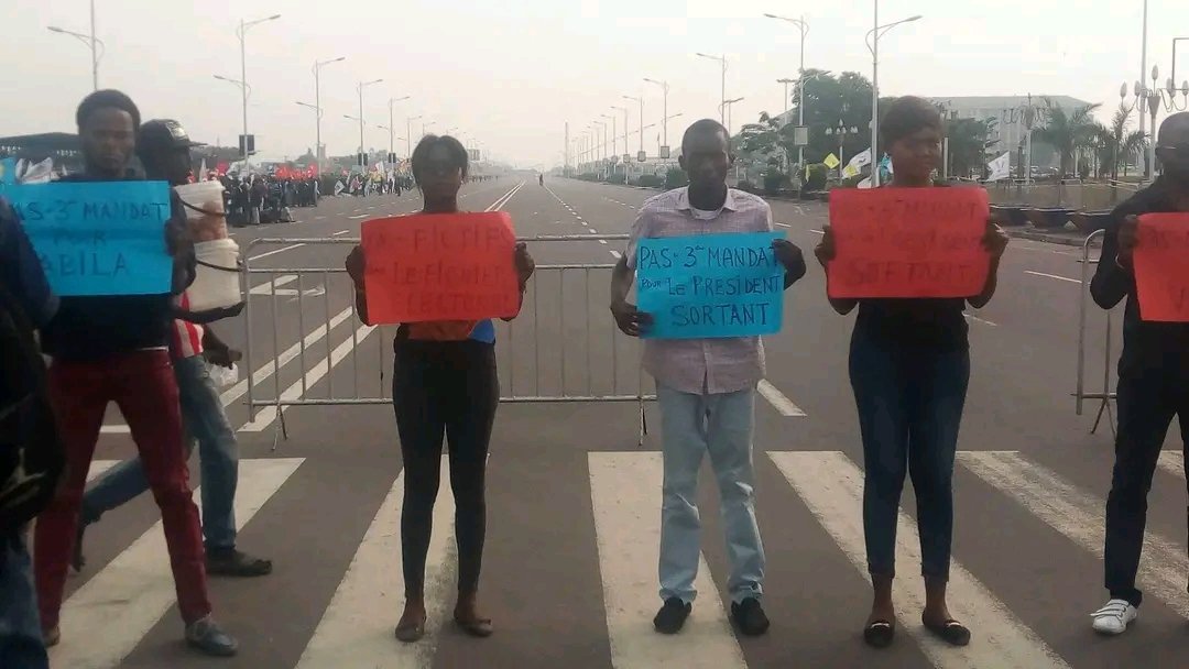 EcchaRdc's tweet photo. 19 juillet 2018 @EcchaRdc tenait un sit in devant le Palais du Peuple, pour dire non au troisième mandat de Joseph Kabila et sa supercherie. Ceci pendant qu'il tenait son discours devant les deux chambres réunies en Congrès.
#DUDH75
#EcchaRdc https://t.co/S5ds6Fhkf5