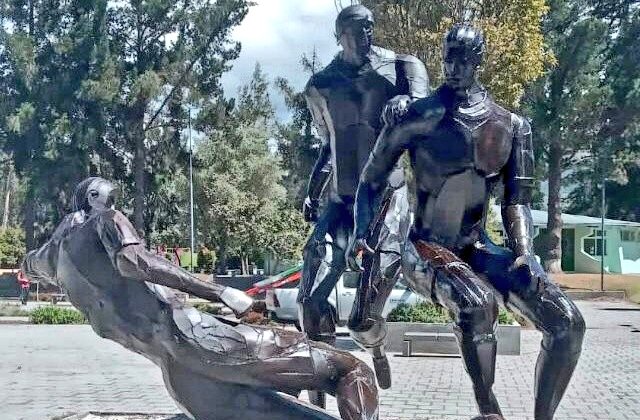 ObrasQuito's tweet photo. 👨‍🎨#ArtePúblico | Trabajamos en el mantenimiento del conjunto escultórico "Con amor al deporte" que está en el #ParqueCarollo. 

Esta obra resalta la importancia de la práctica de la actividad deportiva en la ciudad.

#QuitoRenace https://t.co/0tVSLM9SxY