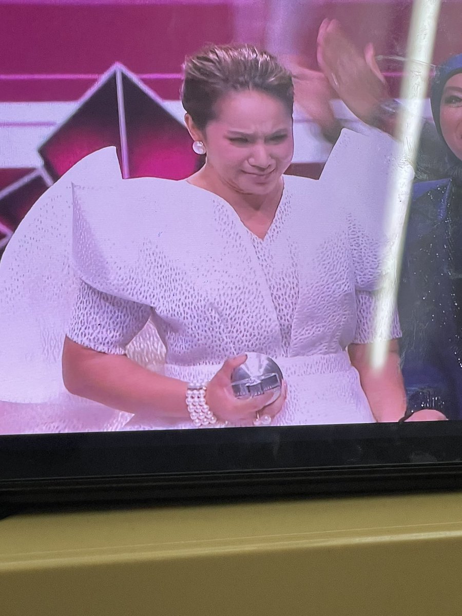 kimwook_3's tweet photo. I know her feelings, she never won anything in over 20years she be an artist ! but she still decide to entertain us, not me ikut sebak too. I'm proud of you Kak Lina Pom Pom #ABPBH35 https://t.co/aqoKjjo2JP