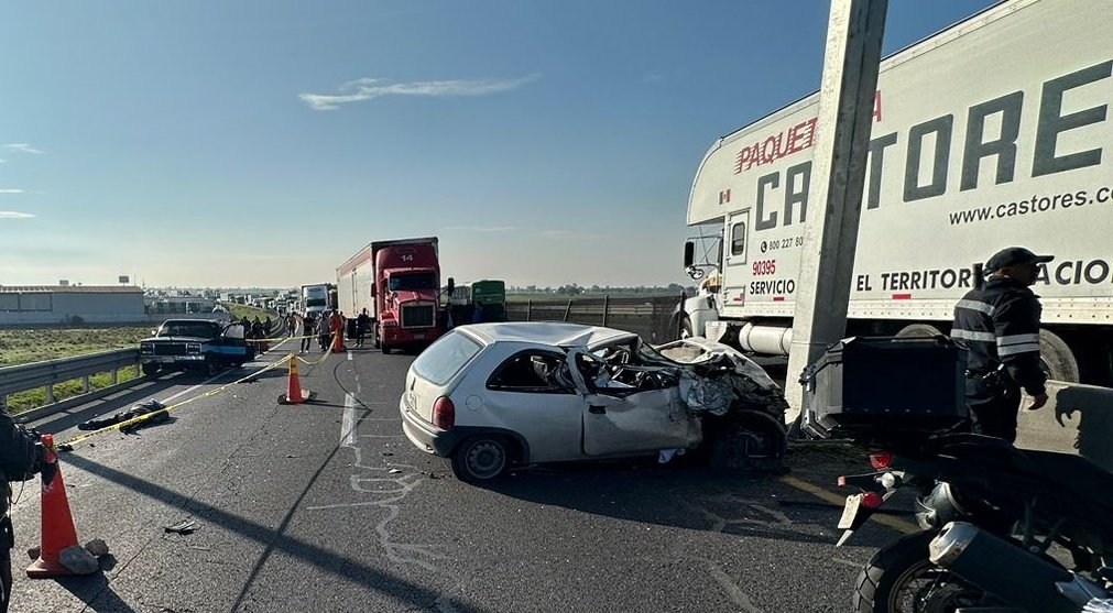 Choque deja un muerto en el km 15 del  Circuito Exterior Mexiquense
<a href="/PrensaLyO/">PrensaLyO.Mx</a>
<a href="/CoordinacionDM/">UNIPOL</a>
<a href="/ivanmaciasnews/">IVAN MACIAS</a>
<a href="/JesicaZermeno/">Jésica Zermeño</a>
<a href="/claulacoqueta/">LA COQUETA</a>
<a href="/alertasurbanas/">Alertas Urbanas AU ⚠️</a>
<a href="/aleanaietzi/">Alejandra Anaietzi</a>