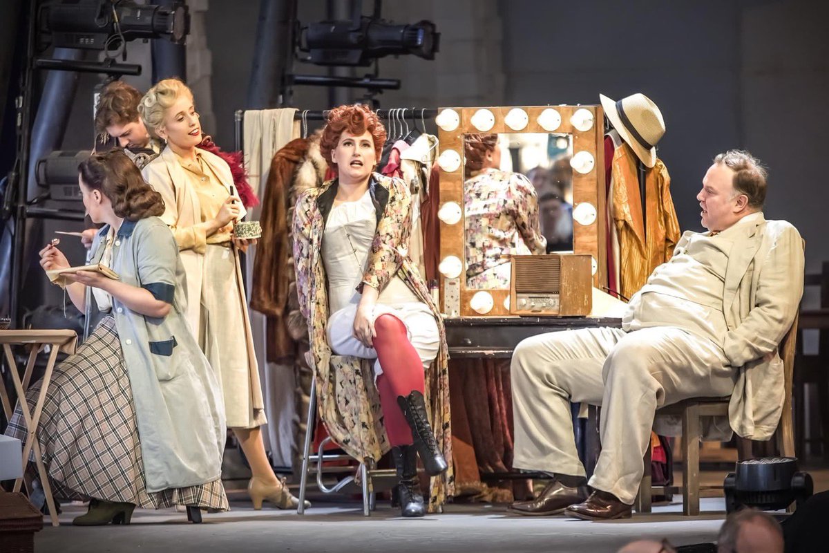 ElizabethKarani's tweet image. Show no.2 tonight! Looking forward to returning to the set 🎥 #ohpbohème @operahollandpk #musetta