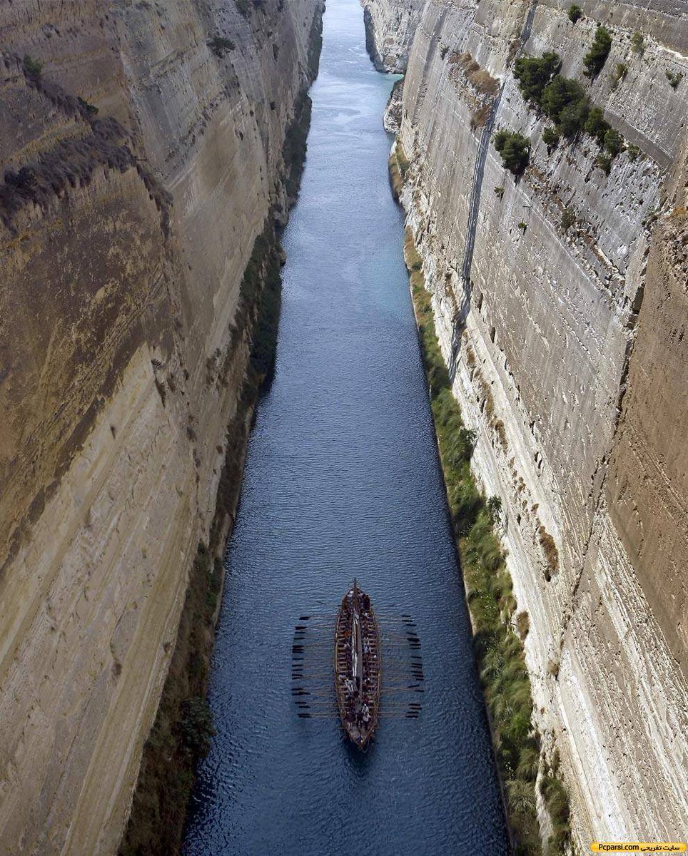 A replica of Argo, the mythical ship that bore Jason and the Argonauts on their quest for the Golden Fleece, sails through the Corinth Canal, in Korinthos, some 80 kms west of Athens.

Photo Aris Messinis / AFP via Getty Images. 
gettyimages.nl/detail/nieuwsf…